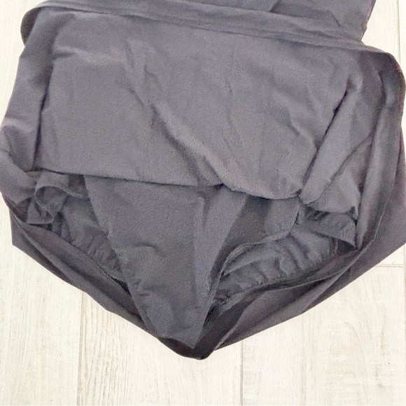 LAND’S END Women’s Black One Piece Underwire Shirred Bust Skirted Swimsuit 20W - Picture 4 of 9